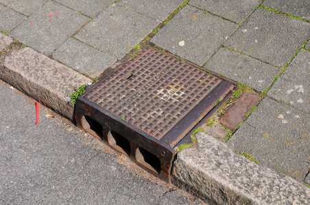 900129 Afbeelding van een gietijzeren rioolput (trottoirkolk, Gemeente Utrecht 1930) in de stoeprand van de Westerkade ...